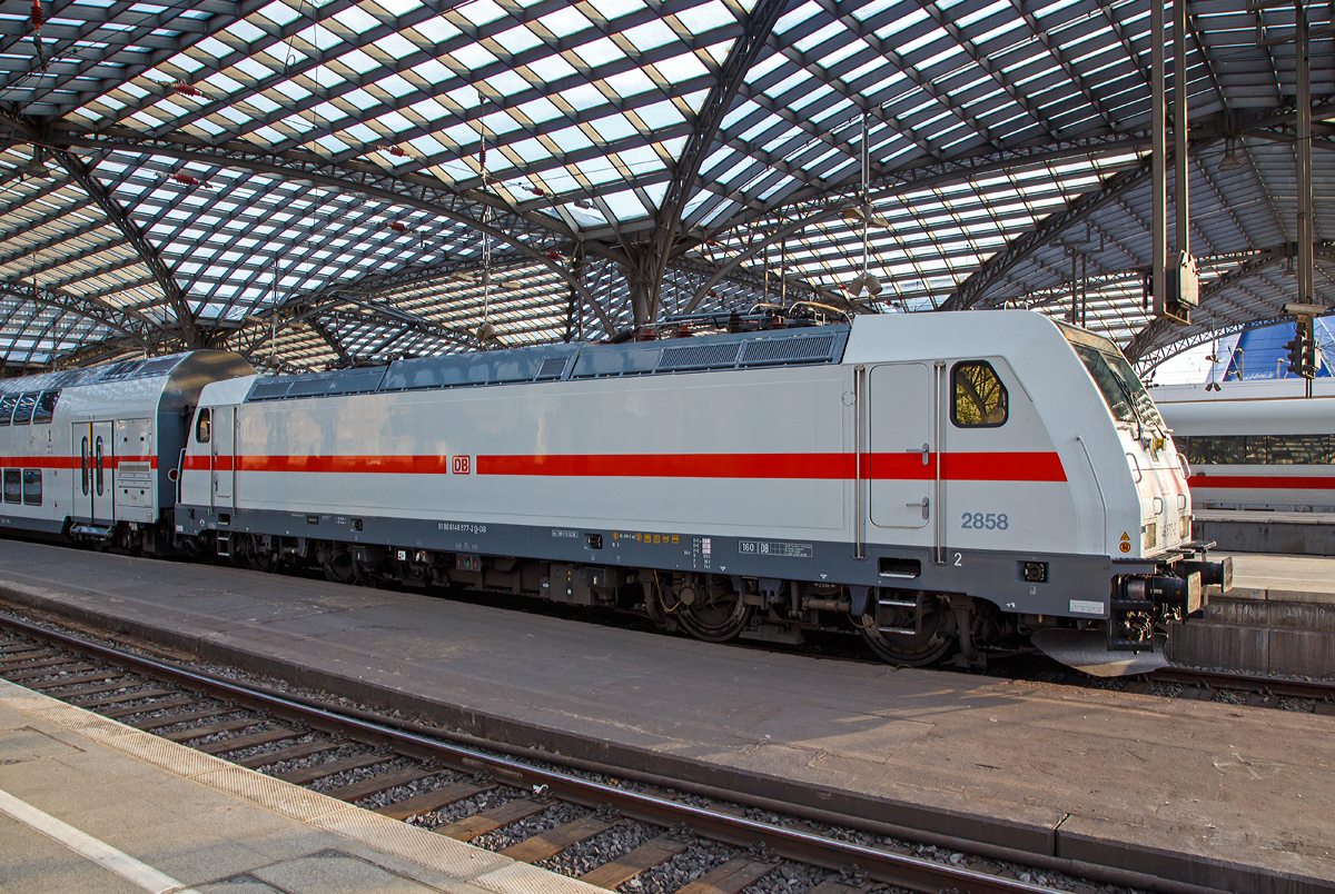 
Früh morgens im Hbf Köln....
Die 146 577-2 der DB Fernverkehr AG steht am 22.05.2018 mit dem IC 2443 nach Dresden Hbf (ein Doppelstock IC 2) zur Abfahrt bereit.

Die Bombardier TRAXX P160 AC2 wurde 2013 von Bombardier in Kassel unter der Fabriknummer 35069 gebaut, die Abnahme durch die DB erfolgte jedoch erst 11.12.2015. Sie trägt die NVR-Nummer 91 80 6146 577-2 D-DB. Die große Nummer 2858 trägt sie für den zugeordneten Wagenpark.