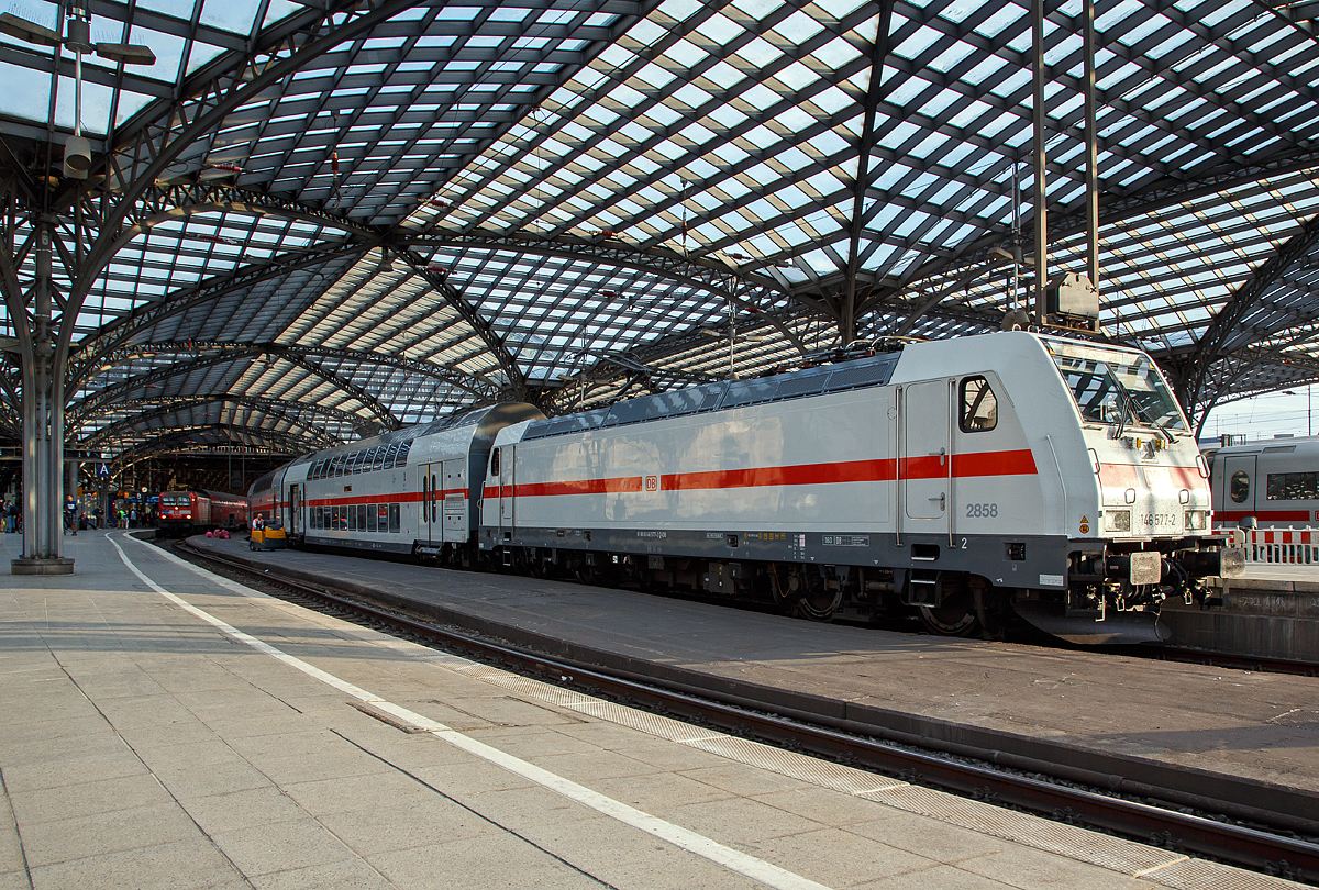
Früh morgens im Hbf Köln....
Die 146 577-2 der DB Fernverkehr AG steht am 22.05.2018 mit dem IC 2443 nach Dresden Hbf (ein Doppelstock IC 2) zur Abfahrt bereit.

Die Bombardier TRAXX P160 AC2 wurde 2013 von Bombardier in Kassel unter der Fabriknummer 35069 gebaut, die Abnahme durch die DB erfolgte jedoch erst 11.12.2015. Sie trägt die NVR-Nummer 91 80 6146 577-2 D-DB. Die große Nummer 2858 trägt sie für den zugeordneten Wagenpark.

DB Fernverkehr setzt seit dem 12. Dezember 2015 aus Doppelstockwagen gebildete Intercity-Züge unter der Bezeichnung Intercity 2 (in Kurzform IC2) ein. Hierfür wurden zunächst 27 Zugeinheiten beschafft, die aus je vier Doppelstock-Mittelwagen, einem Doppelstock-Steuerwagen und einer auf 160 km/h ausgelegten Lokomotive der Bombardier-Traxx-Baureihe P160 AC2 (DB 146.5) bestehen. Die Doppelstock-Wagen sind zwar für eine Höchstgeschwindigkeit von 189 km/h konstruiert, doch werden die Züge wegen der dazu erforderlichen gesonderten Zulassungsprozedur (mit noch zu bestellenden Lokomotiven der Baureihe Bombardier TRAXX P189 AC) auf längere Sicht nur für eine Geschwindigkeit von 160 km/h zugelassen sein.

Durch die Beschaffung der Doppelstock-Intercitys sollten vordringlich Fahrzeugkapazitäten geschaffen werden, um die Fahrzeugreserve des DB-Fernverkehrs zu vergrößern. Der Wert des 2011 an Bombardier Transportation vergebenen Auftrags wurde mit 362 Millionen Euro beziffert. Die Kosten eines Zuges mit fünf Wagen und einer Lokomotive der Baureihe 146.5 betragen 17 Millionen Euro.

Die Züge verfügen über 468 Sitzplätze, davon 70 in der ersten Klasse. Ein Bistro oder Restaurant ist nicht vorhanden, stattdessen erfolgt auf einzelnen Streckenabschnitten eine Bewirtung am Platz. Die Züge verfügen unter anderem über Handyverstärker und eine fahrzeuggebundene Rollstuhlrampe. Eine Intercity-2-Garnitur besteht aus einem zweite Klasse Steuerwagen, drei zweite Klasse Mittelwagen und einem erste Klasse Mittelwagen, an den die Lok gekoppelt wird. Bei den Mittelwagen befinden sich die Türen über den Drehgestellen (sogenannter Hochflureinstieg), sodass sowohl Unter- als auch Oberstock nur durch Treppen erreichbar sind. Der Unterstock des Steuerwagens ist durch Niederflureinstiege zwischen den Drehgestellen barrierefrei erreichbar und ist mit Fahrradstellplätzen sowie einer barrierefreien Toilette ausgestattet. Der Oberstock ist nicht barrierefrei und wird im Steuerwagen über zwei Treppen erreicht.

Der Einsatz der Doppelstock-Intercity-Züge – nun mit der Bezeichnung Intercity 2 (IC2) – begann zum Fahrplanwechsel im Dezember 2015.

Die Drehgestelle der Wagen:
Die Wagen laufen auf Drehgestellen der Bauart Görlitz IX. Im Jahr 2004 führte Bombardier eine Marktanalyse durch, die ergab, dass Doppelstockwagen in Zukunft Geschwindigkeiten von 200 km/h erreichen und durch dafür notwendige Maßnahmen wie Druckertüchtigung die Radsatzlast auf 20 t steigen wird. Die Drehgestelle der Bauart Görlitz VIII ermöglichen jedoch nur Geschwindigkeiten von 160 km/h bei Radsatzlasten von 18 t. Daher entwickelte Bombardier in Siegen (eigentlich Netphen - Dreis-Tiefenbach, ehemals Waggon Union) das Drehgestell Görlitz IX, ohne einen konkreten Kundenauftrag erhalten zu haben. Die Konstruktion beruht auf der weit verbreiteten Bauart Görlitz VIII, viele Komponenten sind abwärtskompatibel. Veränderungen wurden bei der Drehgestellanlenkung und den Bremszangen umgesetzt. Außerdem wurde aus Gründen der Kostenersparnis die Zahl der Einzelteile des Drehgestellrahmens verringert, sodass sich die Länge der Schweißnähte um 35 % reduziert. Im Vergleich zur Bauart Görlitz VIII entfallen die bisherigen vier Gussteile pro Rahmen. 2007 wurden sechs Prototyp-Drehgestelle gefertigt, zwei davon mit neuen, kompakteren Bremszangen. Mit vier Drehgestellen wurden durch DB Systemtechnik Fahrversuche durchgeführt, bei denen auf der Schnellfahrstrecke Hannover–Berlin zwischen Wolfsburg und Rathenow 230 km/h erreicht wurden. Ein Drehgestell wurde in Siegen auf einem mit Flachstellen versehenen Rollenprüfstand einem Dauerschwingversuch unterzogen. 

Die Drehgestelle werden seither in den Bombardier Twindexx sowie den Doppelstock-Intercitys (die zur Produktfamilie Twindexx gehören) verbaut.
