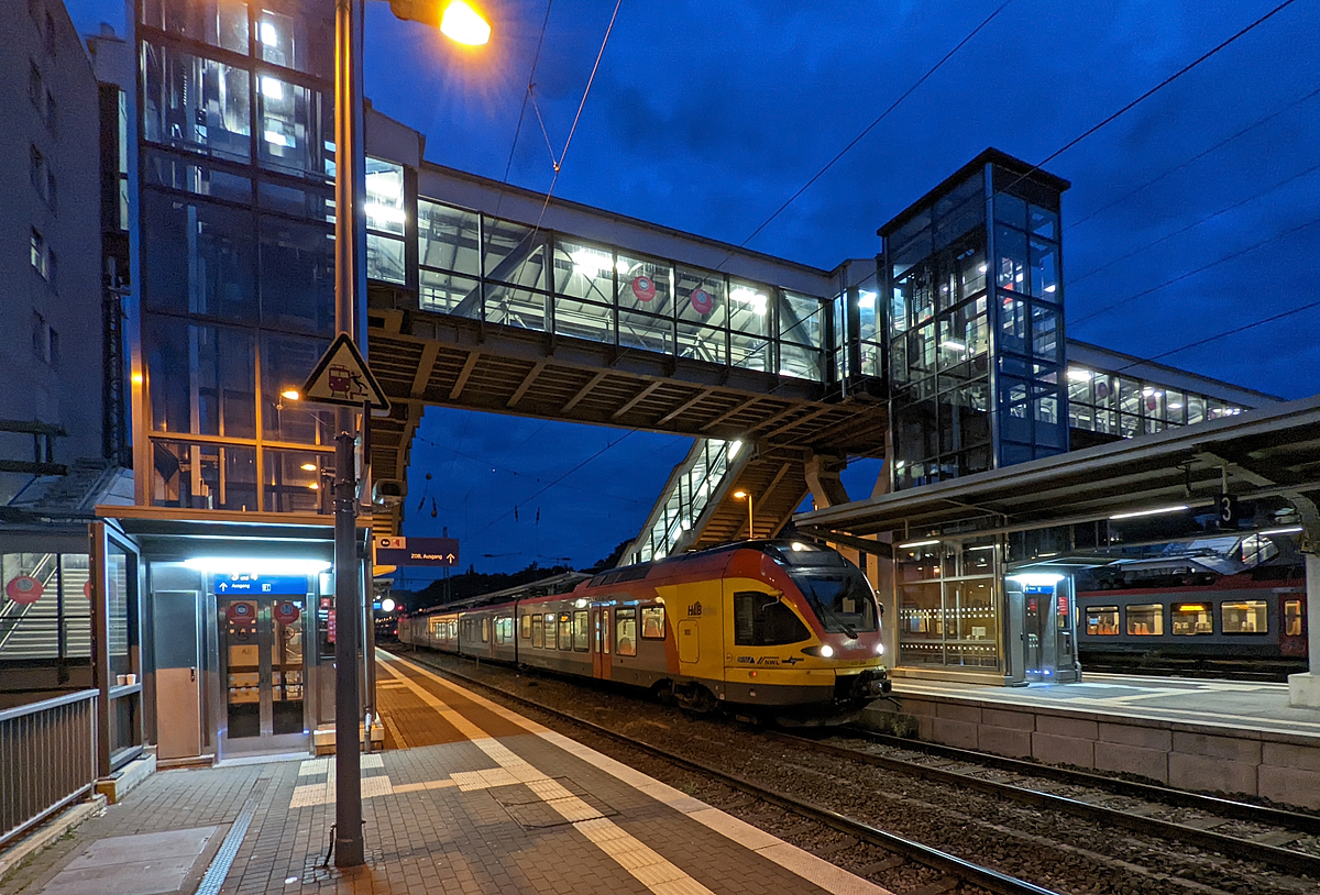 Frh morgens im Hbf Siegen....
Der 5-teilige Stadler Flirt 429 044 / 429 544 der HLB (Hessischen Landesbahn) steht am 31.05.2022 (04:48 Uhr), als RE 99  Main-Sieg-Express  (Siegen – Gieen – Frankfurt am Main Hbf), im Hauptbahnhof Siegen zur Abfahrt bereit.
