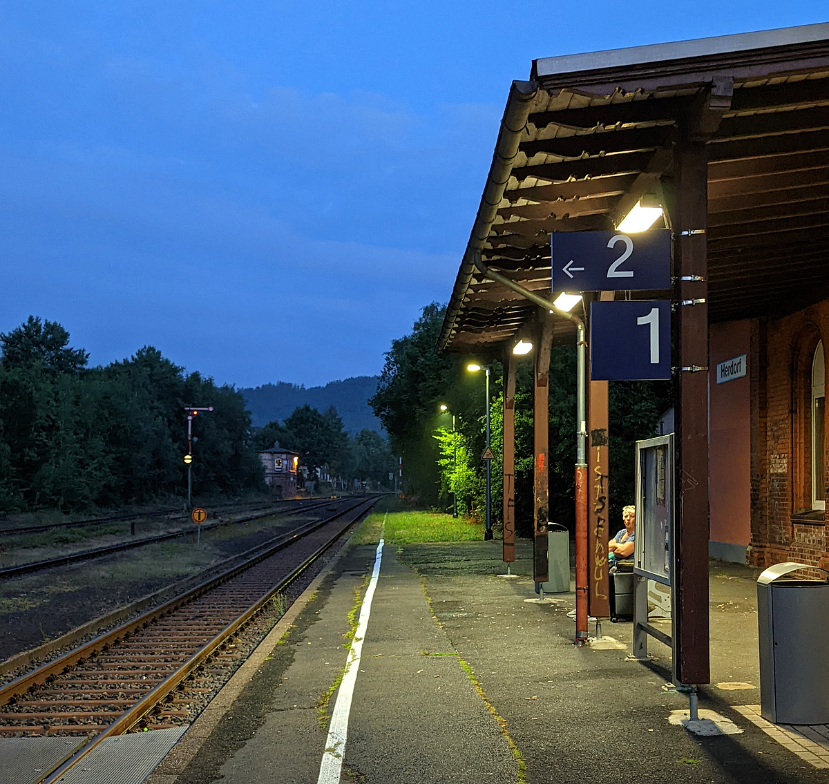 Frühmorgens im Bahnhof Herdorf.....
Der Bahnhof Herdorf am 11.07.2022 um kurz vor 5 Uhr.
Das Bild wurde mit dem Smartphone gemacht.
