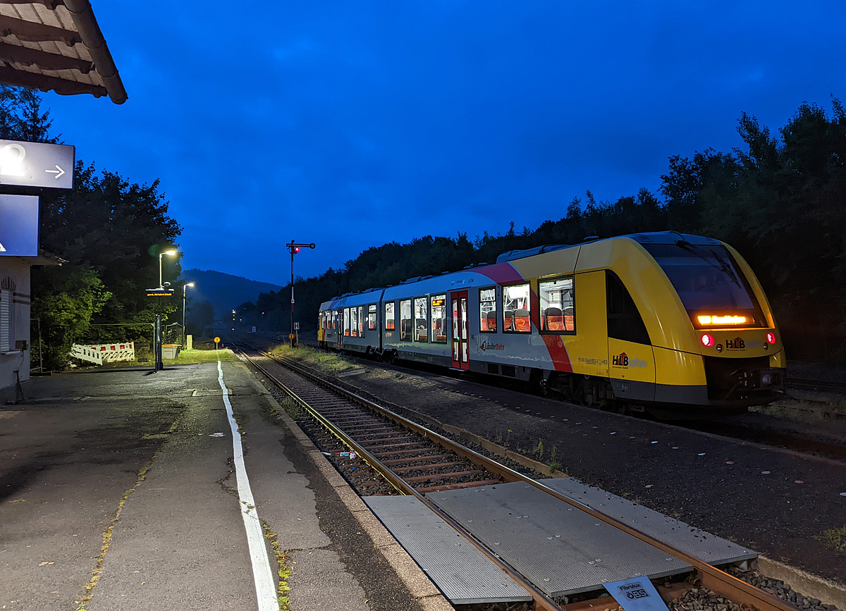 Frühmorgens im Bahnhof Herdorf.....
Der VT 501 der HLB (Hessische Landesbahn GmbH), ein Alstom Coradia LINT 41 der neuen Generation (BR 1648), hat am 11.07.2022 um 4.40 Uhr, als RB 96  Hellertalbahn  (Betzdorf - Herdorf - Neunkirchen), den Bahnhof Herdorf erreicht.  Nach dem Fahrtrichtungswechsel in Neunkirchen (Kr. Siegen) kommt er um 5:00 Uhr zurück und bringt und nach Betzdorf (Sieg).
Das Bild wurde mit dem Smartphone gemacht.
