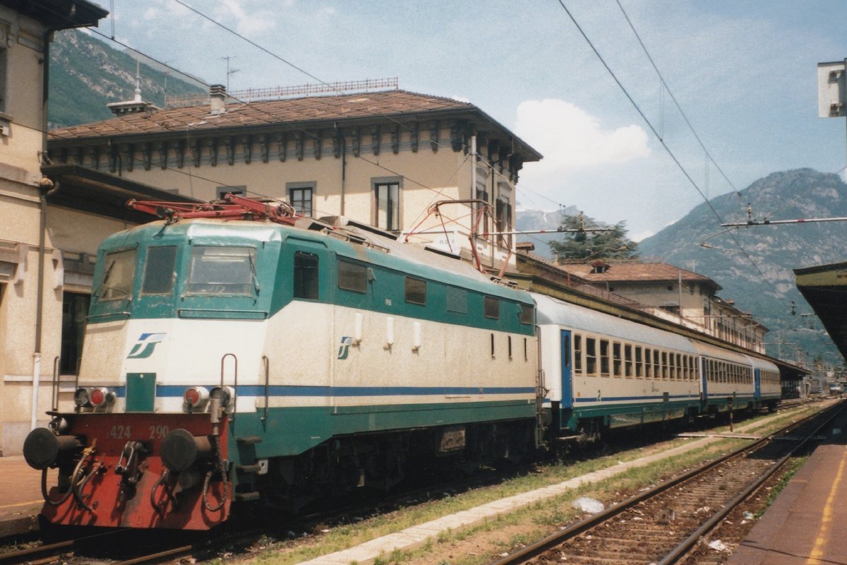 FS E 424 290 steht mit ein Reggionale in Domodossola am 21 Mai 2006.