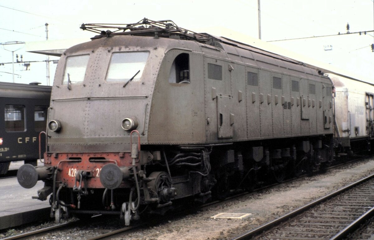 FS E 428 225 in Domodossolo am 09.09.1980.