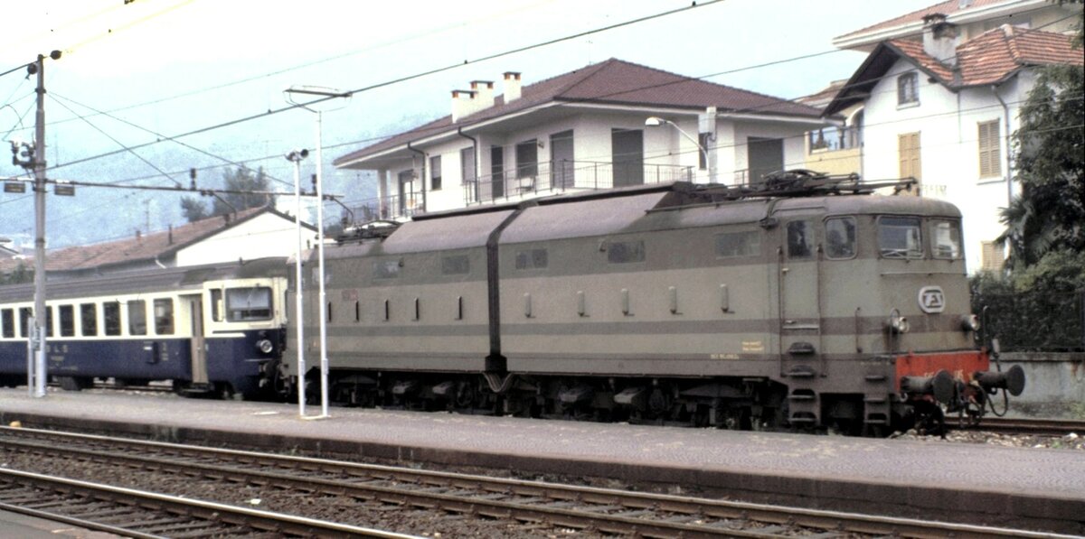 FS E 545 045 schleppt BLS Triebwagenzug in Stresa am 09.09.1980.