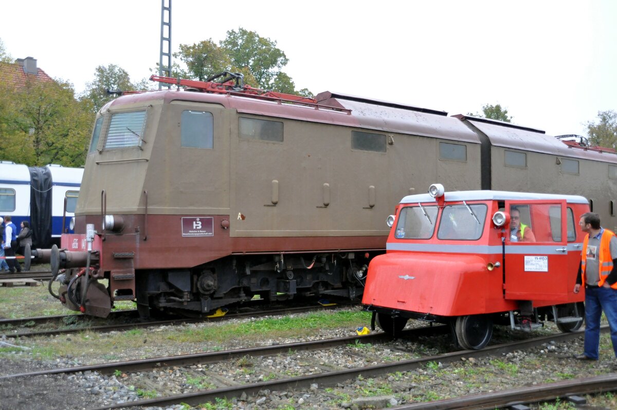 FS E 636 147 und eine Schienendraisine 11.4153 im Bahnpark Augsburg am 25.10.2009.