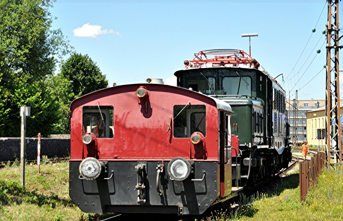 Fhrerstandsmitfahrten auf E 94 088 im Schlepp von 323 872-2 im fahrdrahtlosen Bereich im Bahnpark Augsburg am 26.06.2022.