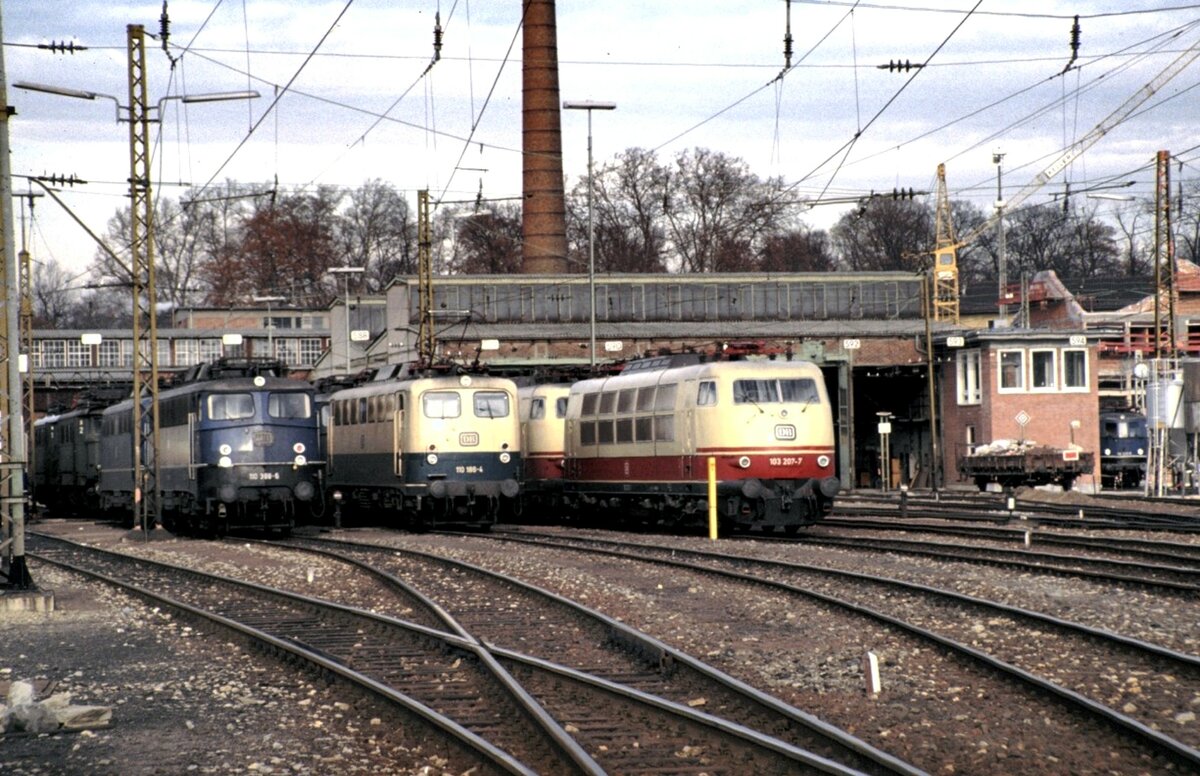 Führung im Bw Stuttgart mit 103, 110, 110.3, 144 und rechts außen 118 am 10.12.1980.