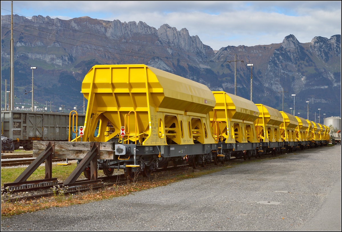 Fnf Tage nach der Zulassung stehen die nigelnagelneuen Faccnpps der SBB Infrastruktur in Buchs. November 2015.