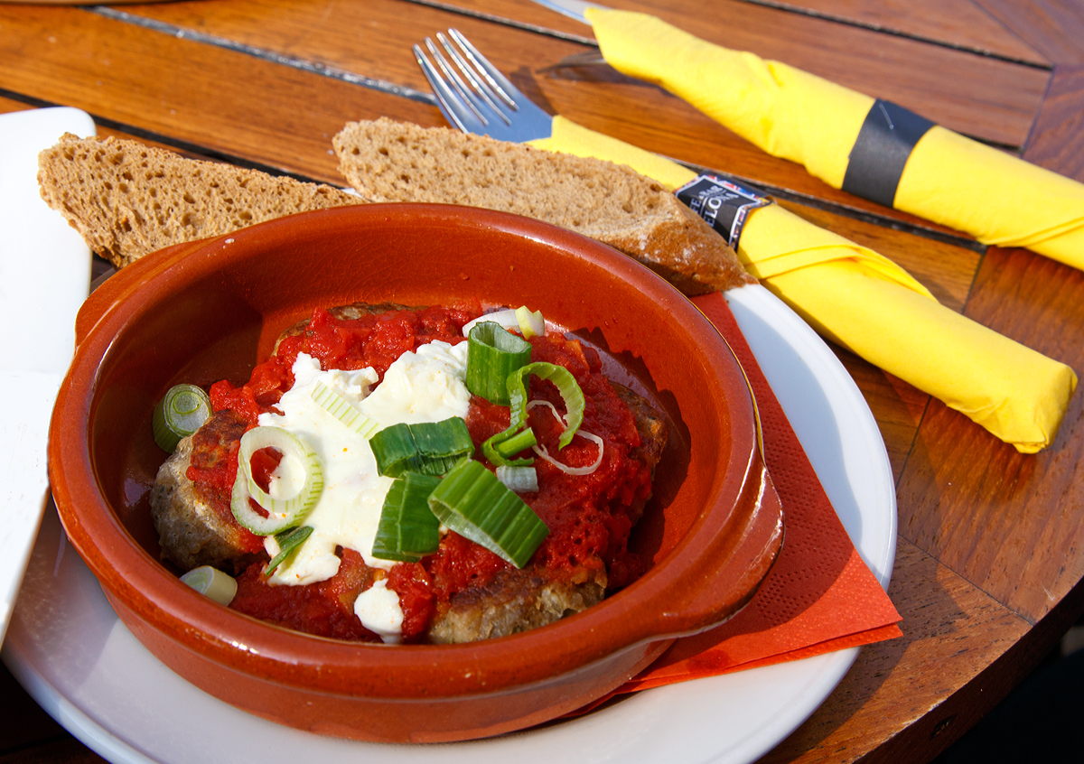 
Für 50plus2 habe ich von meiner Tochter ein Gutschein bekommen.........
So gingen wir am 23.03.2015 zum Cafe & Bar Celona in Siegen, hier gab es Köstliches unter der Rubrik Tapas caliente - warm: 

Albondigas 
mild-scharfe Hackbällchen in Tomatensauce mit Hirtenkäse aus dem Ofen, dazu rustikales Celonabrot