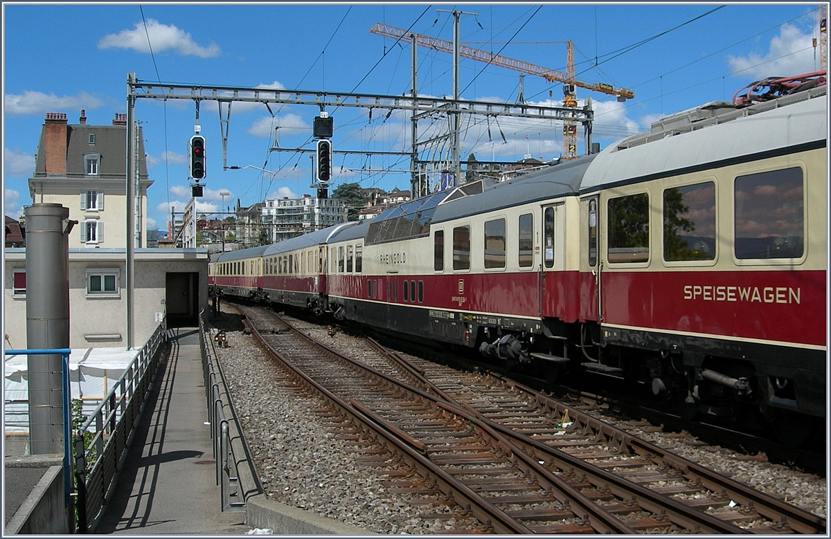 Fr einen kurzen Augenblick kehrte die eleganz des gediegen Reisen und der Rheingold auf seiner alten Stammstrecke nach in Lausanne zurck... Der TEE Rheingold verkehrte vom 30. Mai 1965 bis zum 22. Mai 1982 von Genve nach Hoek van Holland bzw. Amsterdam und bediente dabei auch Lausanne. 18. April 2017
