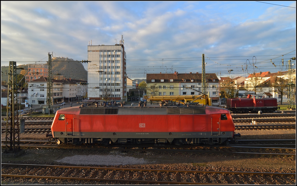 Für den Gegenzug IC 184 macht sich 120 133-7 parat und setzt sich dabei ins rechte Licht. Singen, November 2013.