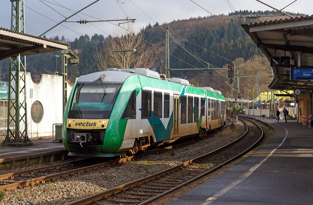 
Für Jeanny, etwas Schnee kann man auch in Betzdorf sehen....

Noch in Farbgebung und mit der NVR-Nummer der vectus, aber nun zur HLB Hessenbahn GmbH gehörend, fährt der VT 253 (95 80 0648 153-4 D-VCT / 95 80 0648 653-3 D-VCT) am 31.01.2015 als RB 95  Sieg-Dill-Bahn  (Dillenburg - Siegen - Au/Sieg) in den Bahnhof Betzdorf/Sieg ein.

Der Alstom Coradia LINT 41 wurde 2004 von Alstom (LHB) in Salzgitter unter der Fabriknummer 1188-003 für die vectus Verkehrsgesellschaft mbH gebaut, mit dem Fahrplanwechsel am 14.12.2014 wurden alle Fahrzeuge der vectus nun Eigentum der HLB,