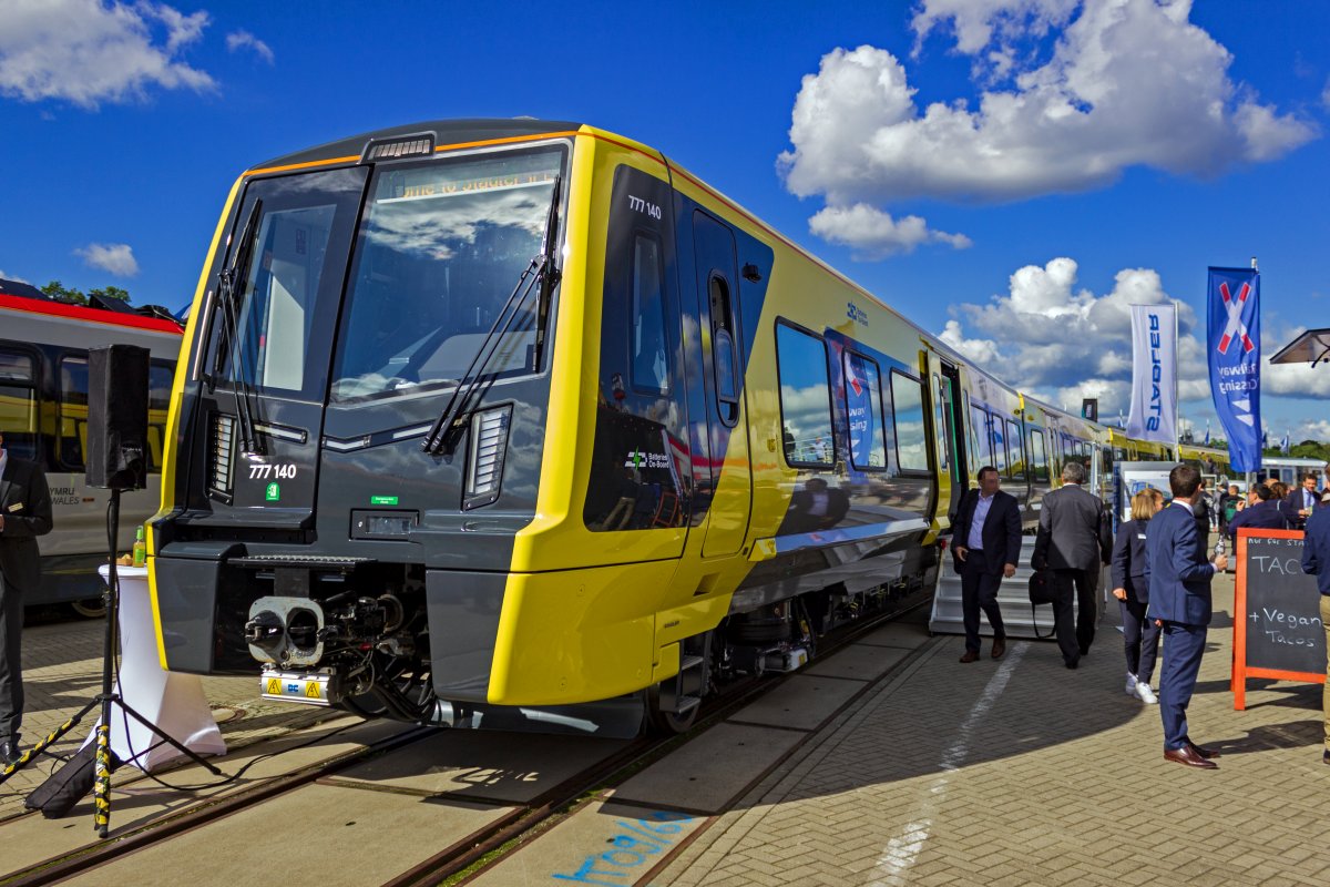 F�r Merseyrail, den Vorortverkehr in Liverpool werden aktuell neue Triebz�ge der Class 777 beschafft. 777140, der auf der InnoTrans zu sehen war, ist einer von voraussichtlich sieben Z�gen, die mit Batterien ausger�stet werden, um auch auf Abschnitten ohne Stromschiene fahren zu k�nnen.