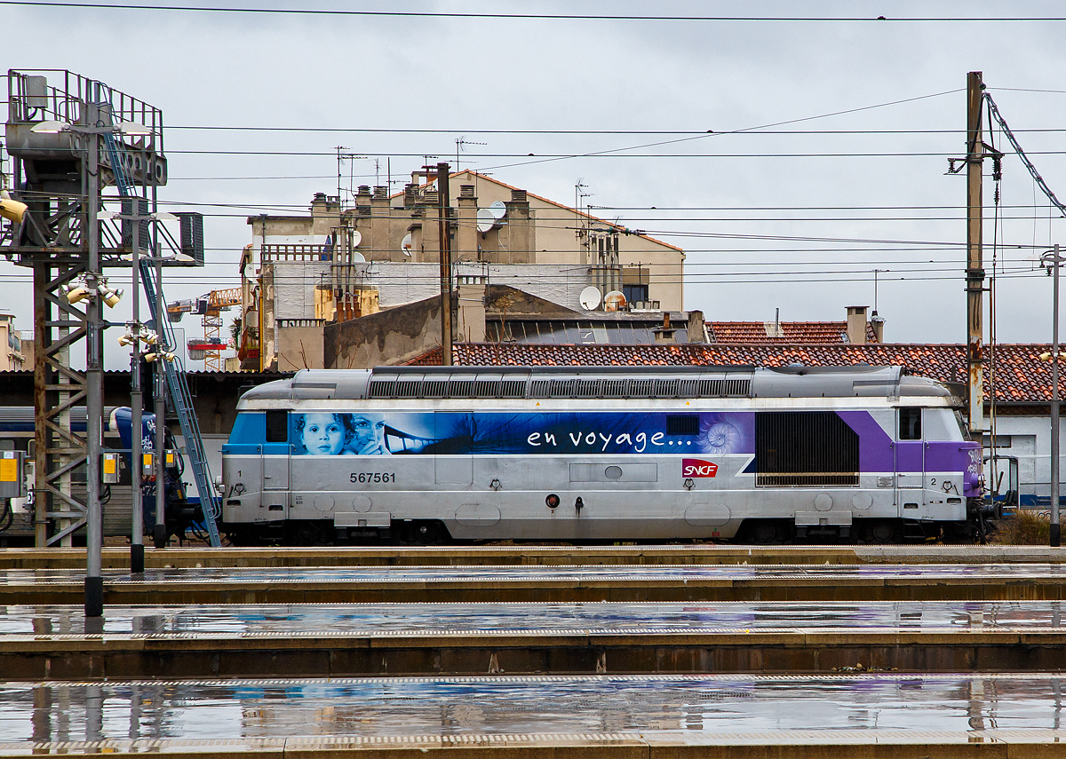 Fr mich auch eine der schnsten franzsischen Dieselloks die SNCF BB 67400: Hier die BB (5)67561 fhrt am 25.03.2015 mit eine Nahverkehrszug vom Bahnhof Marseille Saint-Charles, hier bei Regen ber die Bahnsteige hinweg fotografiert.
