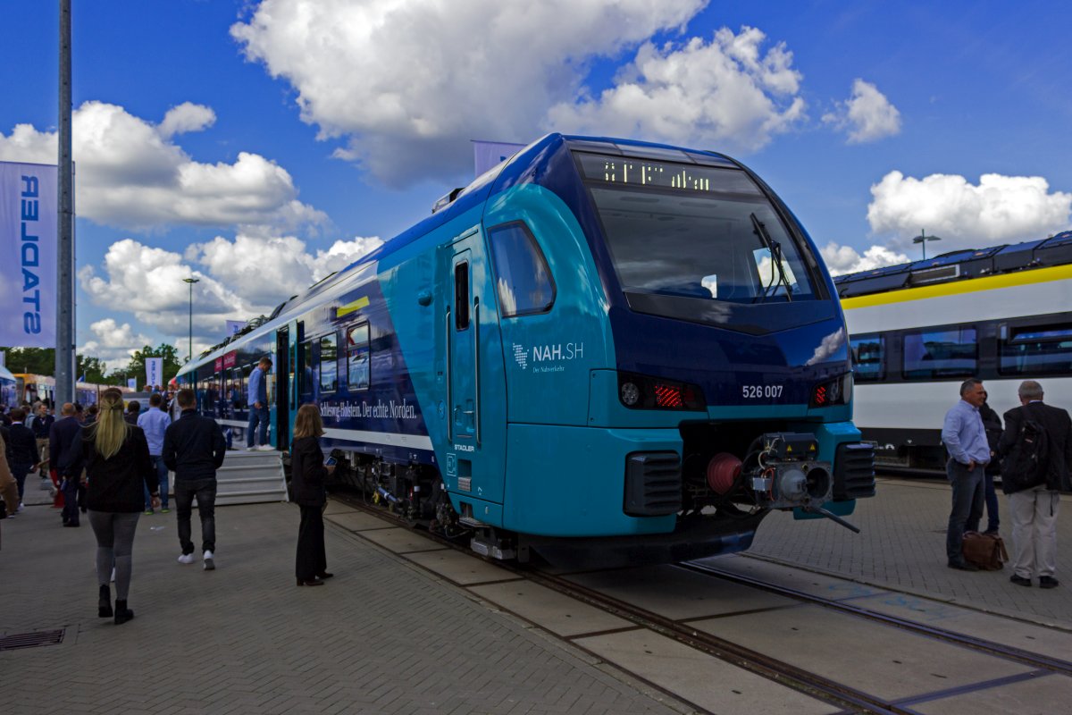 Fr den Nahverkehr auf nicht elektrifizierten Strecken in Schleswig-Holstein hat nah.sh 55 batterieelektrische FLIRT-Triebwagen bestellt. Die Garnitur 94 80 2526 007 war im Jahr 2022 auf der InnoTrans ausgestellt.