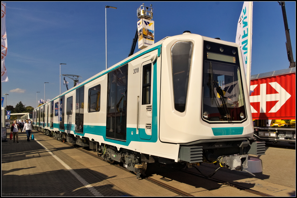 Für die neue Linie 3 der Metro Sofia wurden dreiteilige Züge des Typ Inspiro von Siemens bestellt. Die Züge haben eine Länge von 60 m und haben pro Wagen 4 Doppeltüren. Insgesamt haben 617 Fahrgäste Platz, die Höchstgeschwindigkeit liegt bei 80 km/h. Angetrieben wird der Zug über Oberleitung mit 1,5 kV DC.  Ausgestellt war der Zug mit der Nummer 3018 auf der InnoTrans 2018 in Berlin.