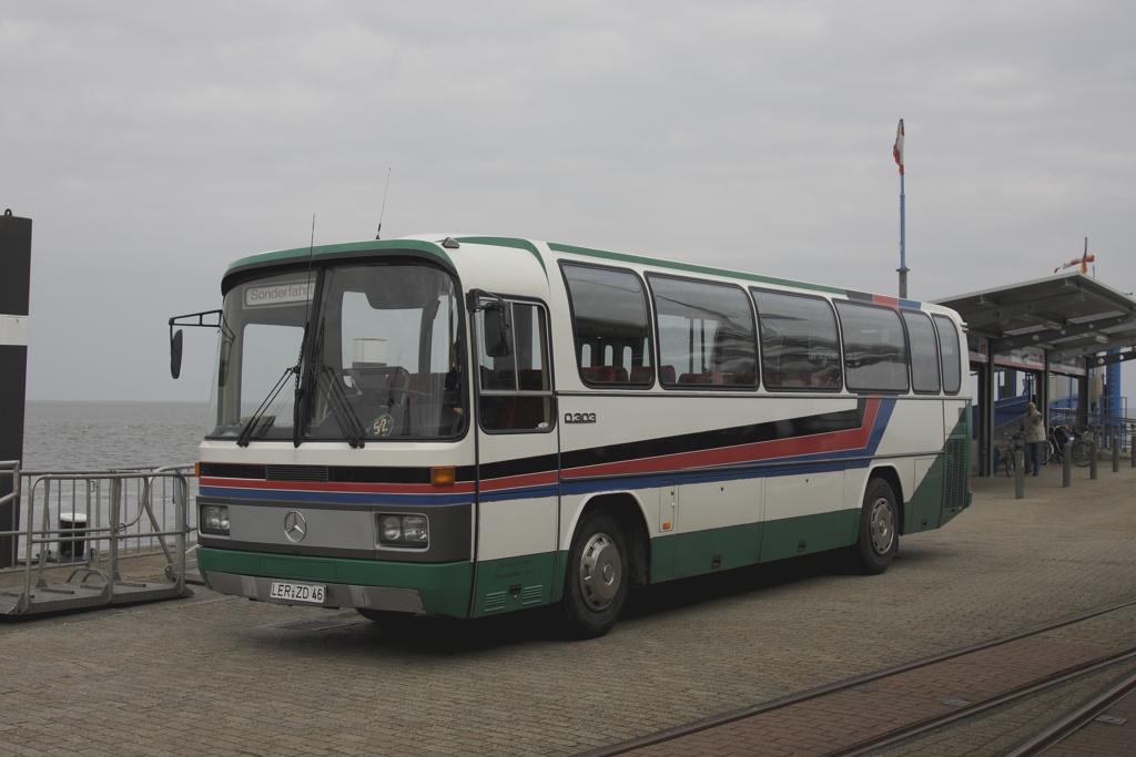F�r nostalgische Inselfahrten wird derzeit von der Borkumer Kleinbahn
dieser Mercedes Benz 303 eingesetzt. Am 21.9.2013 wartete er am Anleger
auf neue Kundschaft.