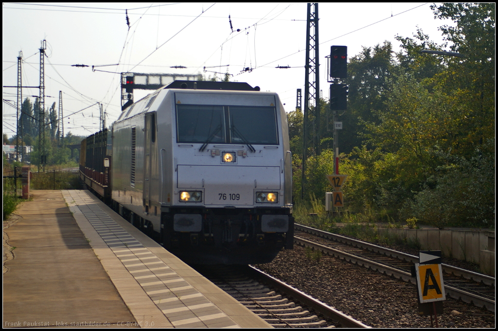 F�r Raildox ist die belgische 76 109-2 im Einsatz. Am 05.09.2014 kam sie mit leeren Holztansport-Wagen durch Uelzen (NVR-Nummer 92 88 0076 109-2 B-BTK)