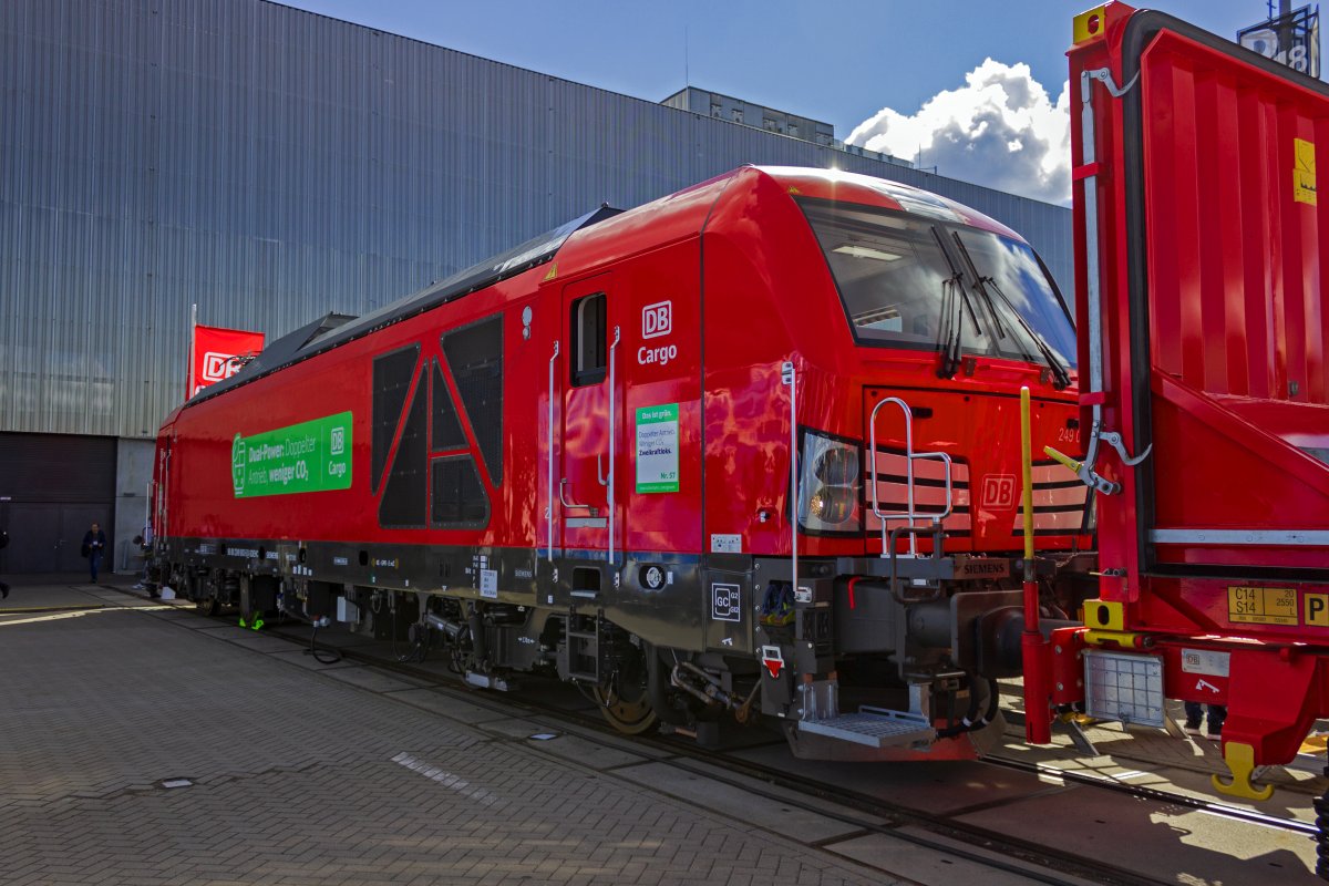 F�r Rangieraufgaben und Nahg�terz�ge verwendet DB Cargo nach wie vor �berwiegend Diesellokomotiven, selbst wenn die Fahrten zum Teil unter Oberleitung stattfinden. Um das zu �ndern sollen in naher Zukunft Zweikraftlokomotiven zum Einsatz kommen, so zum Beispiel die Vectron Dual Mode light der Baureihe 2249, von denen ein Exemplar, die 90 80 2249 003-5, auf der InnoTrans 2022 zu sehen war.

Im Gegensatz zu den �blichen Dual Mode-Lokomotiven ist die light-Variante in Leistung und H�chstgeschwindigkeit etwas abgespeckt sowie etwas leichter. Au�erdem sind die an der Front sichtbaren Rangiertritte erg�nzt worden, um dem Rangierpersonal die Arbeit zu erleichtern.