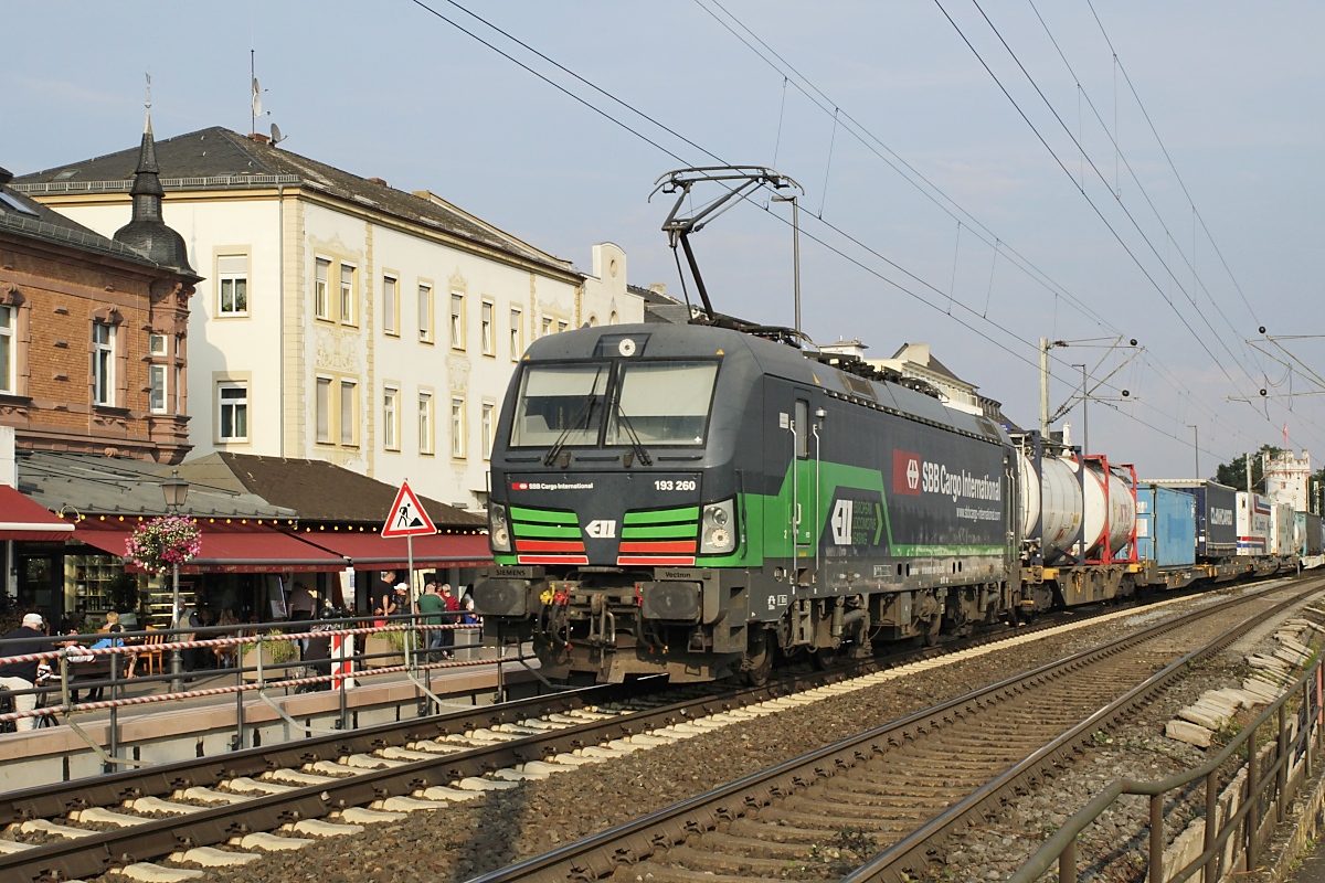 Für SBB Cargo International ist die ELL-193 260 im Einsatz, hier durchfährt sie am 18.09.2021 Rüdesheim am Rhein