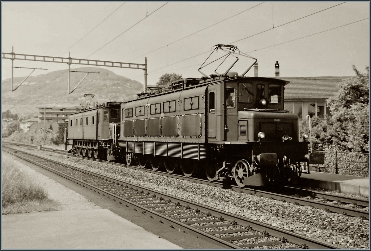 Für den schweren Güterzugdienst wurden einige Ae 4/7 mit Vielfachsteuerung ausgerüstet. Die Loks blieben meist längere Zeit zusammen. 
Im Bild ein Paar Ae 4/7 bei der Durchfahrt in La Tour-de-Peilz in Richtung Wallis. 

Ein Analogbild aus dem Frühjahr 1995