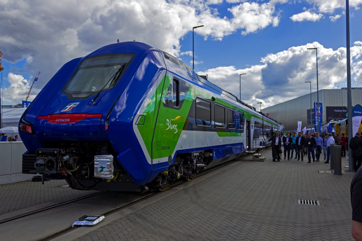 Für Trenitalia produziert Hitachi trimodale Triebwagen der Baureihe HTR 312, die im Oberleitungsbetrieb, mit Dieselantrieb oder mithilfe von Akkus betrieben werden können. HTR 312.002 war auf der InnoTrans 2022 ausgestellt.