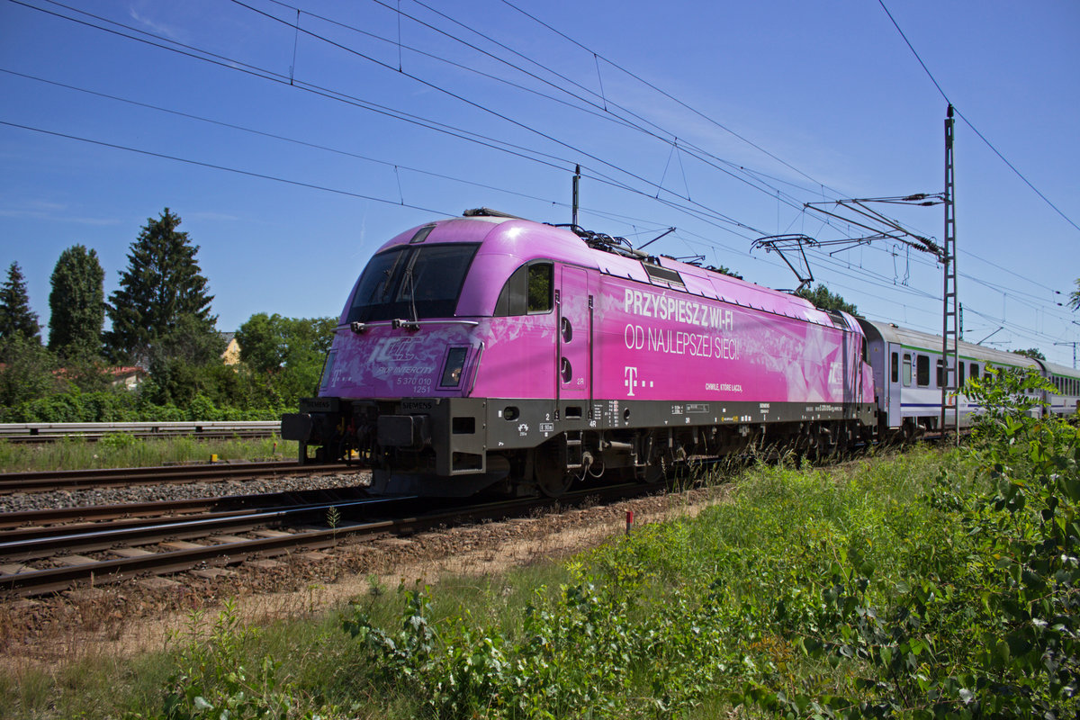 Fr W-Lan-Dienste der Telekom wirbt 5370 010 von PKP Intercity, die hier am 07.06.16 am Abzw. Stadtwald in Richtung Lichtenberg abbiegt. Der Grund blieb schleierhaft, zumal der Zug nicht in der regulren Zeitlage unterwegs war. Umleitung wegen Bauarbeiten gab es dann eine Woche spter.