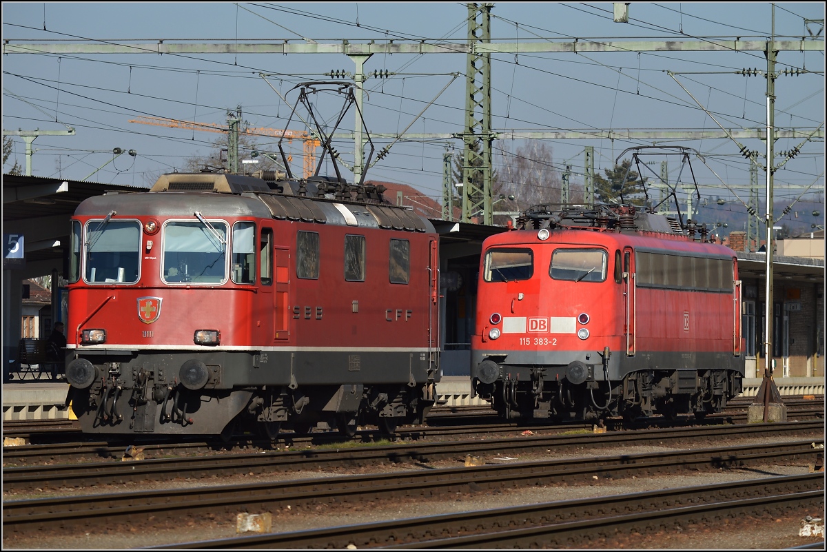 Für Walter... Die beiden alten Damen von der anderen Seite. Wahrscheinlich sind wir uns deswegen nicht auf die Füsse gestanden.
Gruss, Olli