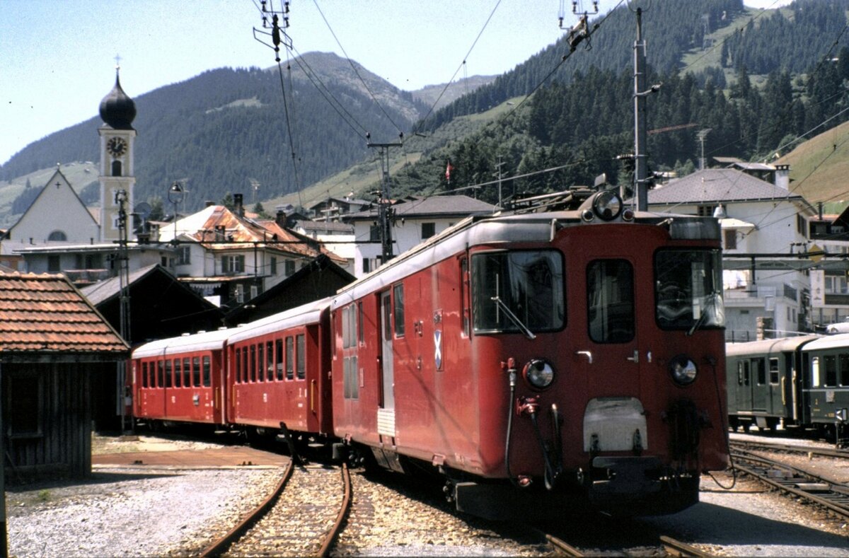 Furka Oberalpbahn (FO, ist zu MGB Matterhorn, Gotthard Bahn - MGB fusioniert) Deh 4/4 Nr. 51 in Disentis am 21.07.1980. Inbetriebsetzung 1972, Lnge ber Kuppling 16,90 m, Gwicht 48,5 t; Leistung 1400 PS, Geschwindigkeit Adhsion 60 km/h; Zahnrad 30 km/h; Erbauer SIG, SLM, BBC; Einsatz Pendelzge.