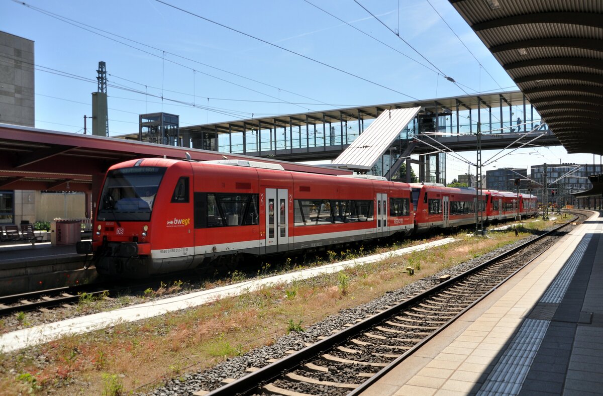 Fußball Sonderzug von Ulm nach Stuttgart, voll besetzt = ca. 630 Personen (nur Ölsardinen haben mehr Platz in der Dose); bestehend aus 650 012-7; 312-1; 301-4 und 006-0 in Ulm am 21.05.2022.