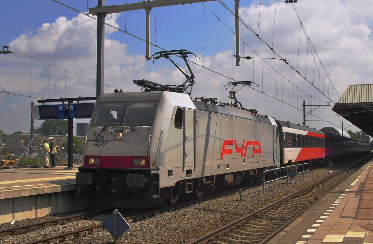 FYRA 186 144 steht mit der IC-Direct am 26 Juni 2011112 in Breda. Innerhalb sieben Monate hätte dieser Garnitur von 250 km/h schnelle AnsaldoBreda Triebzüge ersetzt werden, aber das schlug Fehl. Die Triebzüge wurden Anfang 2013 zurückgeschickt nach Italien nach stornierung des Kaufcontractes, die namen FYRA wurde schnellstmöglich 'vergessen' und die Loks und Reisewagen dementsprechend 'angepast'. 