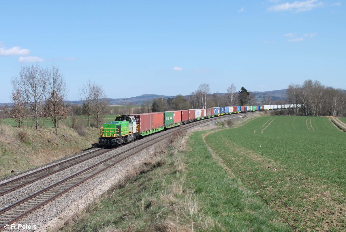 G1700.03 mit dem Wiesau - Hamburg Containerzug bei Unterthölau gen Hof. 23.04.21