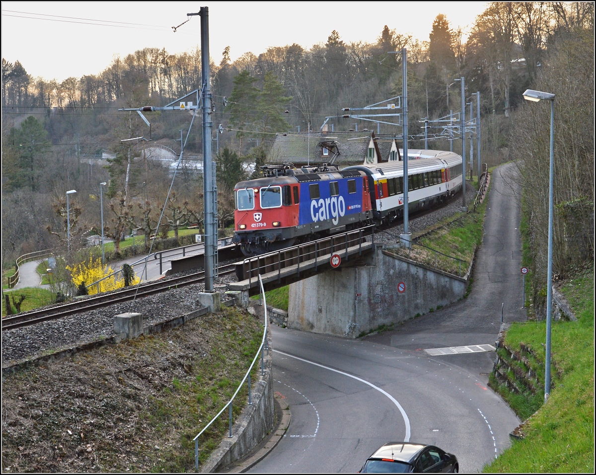 Gubahn-IC in der Schweiz Re 4/4 II 11379 mit ihrem IC nach Stuttgart in Neuhausen am Rheinfall. Mrz 2014.