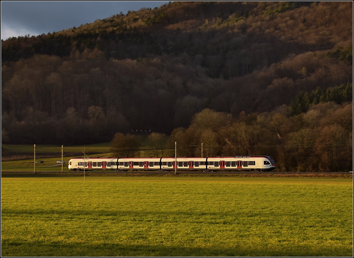 Gäubahnimpression mit Flirt. Oensingen, Dezember 2016.