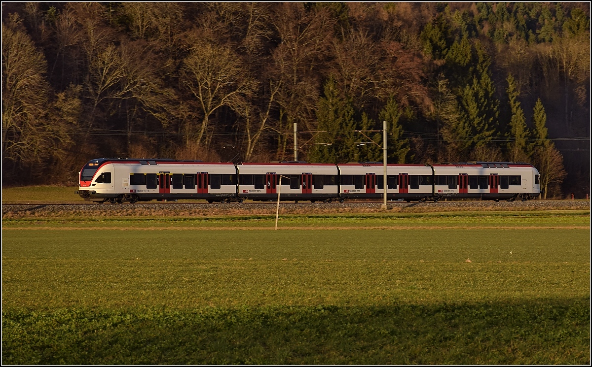 Gäubahnimpression mit Flirt. Oensingen, Dezember 2016.