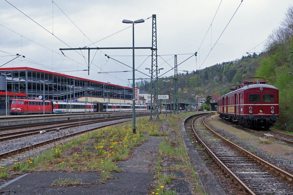 Gubahn/SVG: 1. Abschiedsfahrt mit dem  Roten Heuler  ET 65 zur Eisenbahn-Erlebniswelt Horb am Neckar. Mit der Elektrifizierung der Hauptstrecke Stuttgart-Ulm im Jahre 1933 wurde auch in Wrtemberg eine neue Aera im Eisenbahnverkehr beschritten. Fr die Elektrifizierung der Vorortstrecken rund um Stuttgart entwickelte die Maschinenfabrik Esslingen (ME) einen neuartigen Trieb und Steuerwagen fr die Deutsche Reichsbahngesellschaft (DRG). Zunchst noch als Baureihe elT 12 und elS 22 bezeichnet, spter dann als ET/ES 65 Baureihe 465 (865). Ueber 45 Jahre lang, von 1933 bis 1978, haben die  filigranen Schwaben  der Baureihe ET 65 Millionen von Fahrgsten zur Arbeit, zur Schule und zu Freizeitaktivitten begleitet. Die  Roten Heuler  aus Esslingen haben verkehrsgeschichte geschrieben ! Erst 1978 wurde mit der Baureihe 420 ein Nachfolger ins Rennen geschickt und die ET 65 kamen in den verdienten Ruhestand. Das  Knacken und Zischen  der  Roten Heuler  ist aber bis heute unvergessen. 2006/2007 hat die SVG beide Fahrzeuge wieder in Betrieb genommen. Nach rund 8 Jahren im Sonderzugsverkehr fhrt der ET 65 nun erneut in den Ruhestand, da eine weitere Hauptuntersuchung sehr teuer ist. Auf dem hintersten Geleise des Bahnhofs HORB warteten der 465 065-7 und der 865 611-8  am 25. April 2015 auf die abendliche Rckfahrt nach Stuttgart Hbf. Der IC Stuttgart-Zrich mit der 115 350-1 befindet sich bei einem Zwischenhalt auf der Fahrt nach Singen. Foto: Walter Ruetsch 