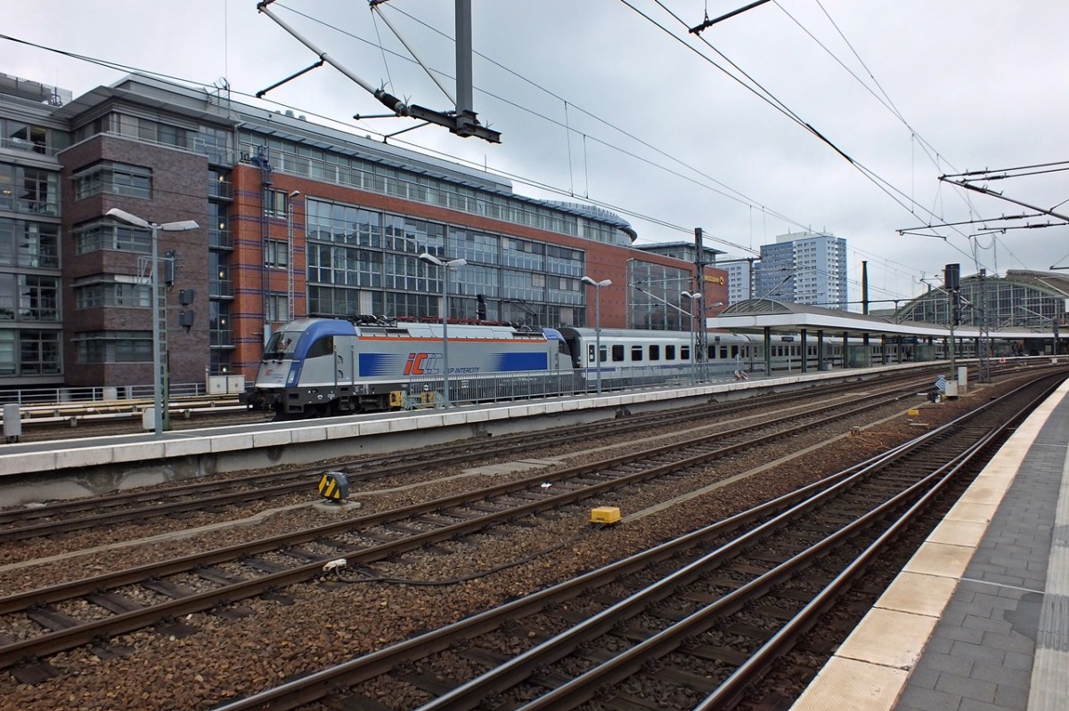 Ganz und gar unfotogen auf Gleis 7 fuhr der EC aus Warschau mit (wahrscheinlich) 5 370 005 von PKPIC. Ein völlig vermastetes Husarsz-Foto musste aber doch sein. Berlin Ostbahnhof, 15.5.14