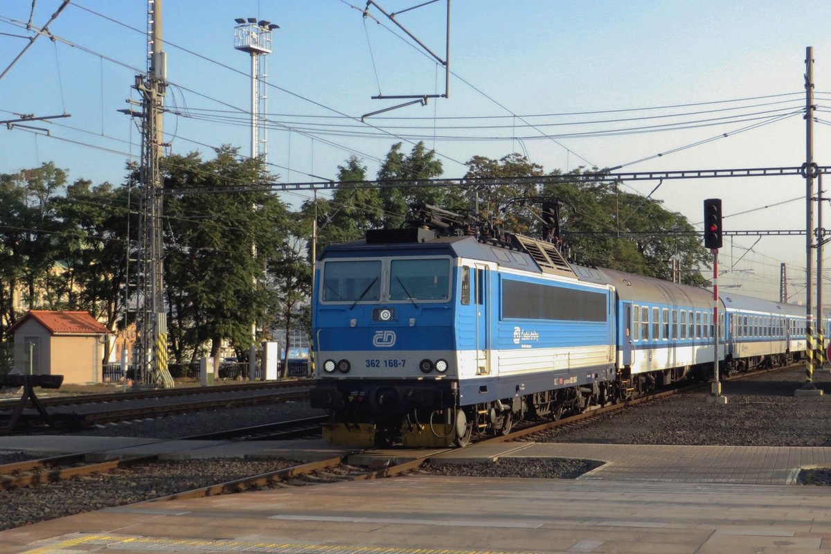 Ganz in Najbrt-II: am 21 September 2020 trefft 362 168 mit ein Regionalzug in Praha hl.n. ein.