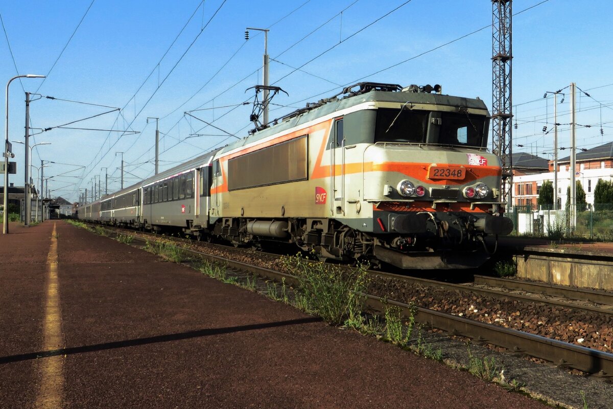 Ganz vorbei ist der Zeitalter von gezogene Reisezüge zwischen Maubeuge und Paris. Am 17 September 2021 war es noch nicht so weit und stand SNCF 22348 in Compiegne.