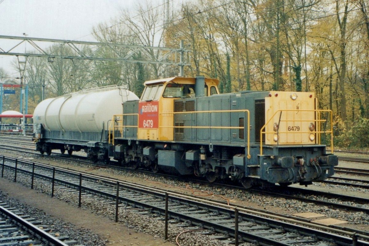 Ganze ein Kesselwagen wird von 6479 am 12 November 2008 in Dordrecht rangiert.