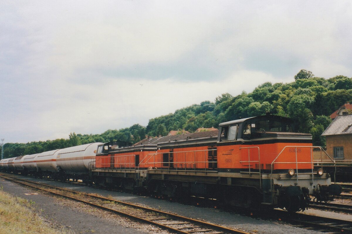 Gaskesselwagenzug mit 63828 steht am 17 Mai 2004 in Sarreguemines.