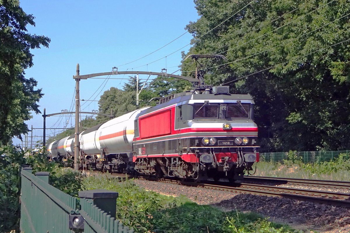 Gaskesselwagenzug mit RL 1618 durchfahrt Oisterwijk am 28 Juni 2019. 