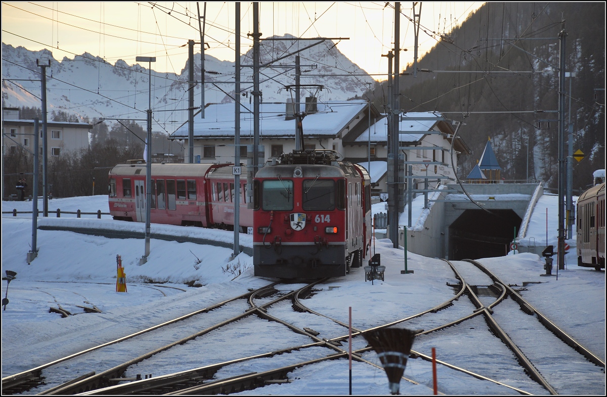 Ge 4/4 II 614 der RhB mit einem Regio Scuol-Pontresina. Samedan, Januar 2020.