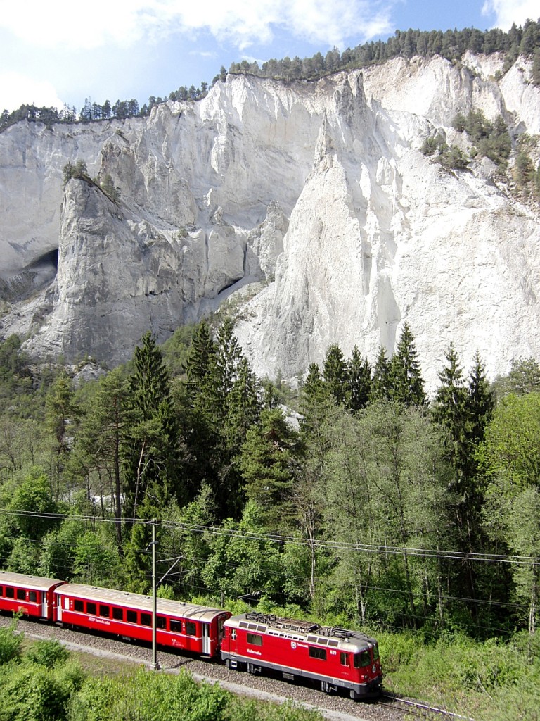 Ge 4/4 II 629 'Tiefencastel' fährt mit RE 1253 von Disentis/Mustér nach Scuol-Tarasp am 30.04.2011 durch die Ruinaulta und erreicht in Kürze die Station Versam-Safien.