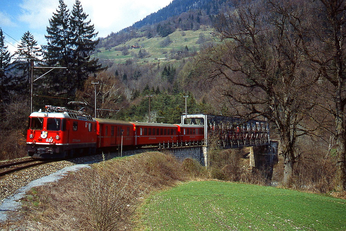 Ge 4/4 II 632 überquert im April 1996 bei Reichenau-Tramins den Vorderrhein