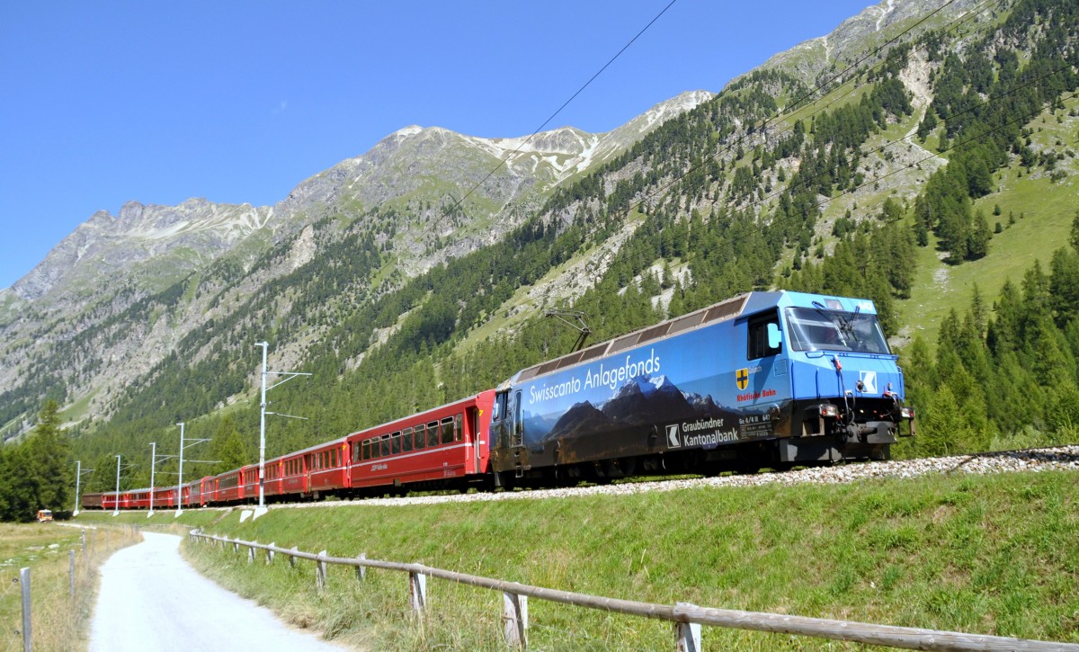 Ge 4/4 III Nr. 647 mit Werbung der Swiss Cantabank im Bevertal am 19.08.2009.