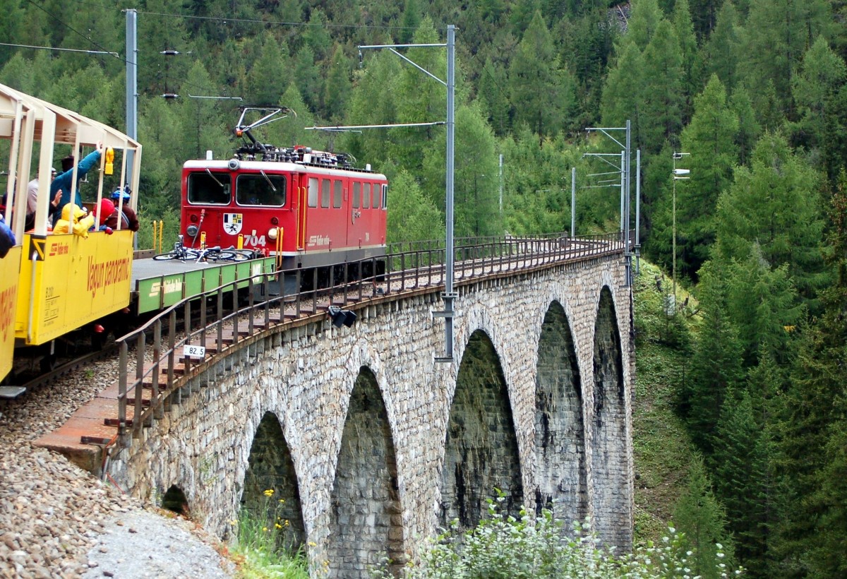 Ge 6/6 II Nr.704 als Zuglok fr den Railrider von Preda bis Filisur und zurck, am 03. September 2006.
