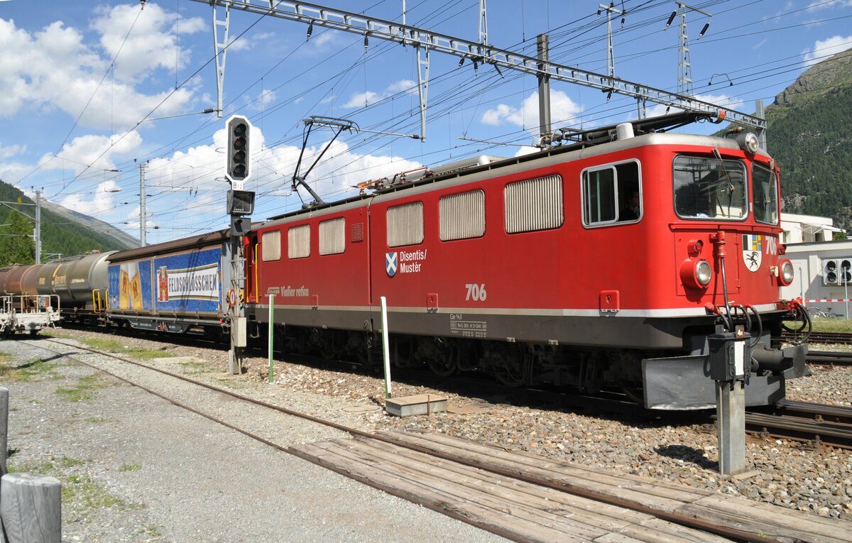 Ge 6/6 II Nr.706 mit Güterzug in Bever am 17.08.2009.