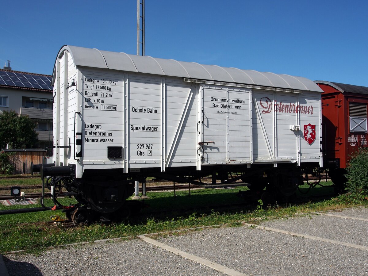 Gedeckter Güterwagen auf Schmalspur Rollböcken Spezialwagen Ghs Nr. 227 967 beim Öchsle in Ochsen husen am 25.09.2021.