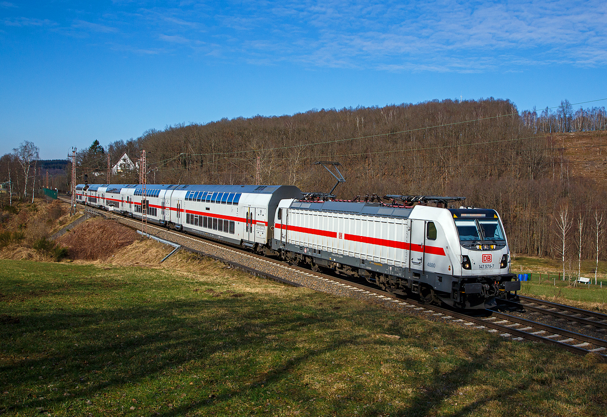 Gefhrt von der 147 579-7 (91 80 6147 579-7 D-DB – IC 4880) der DB Fernverkehr AG, rauscht der IC 2229 (Dortmund Hbf - Siegen Hbf – Frankfurt/Main Hbf) bei Rudersdorf (Kr. Siegen) am 02.03.2022 ber die Dillstrecke (KBS 445) in Richtung Frankfurt(Main).

Die TRAXX P160 AC3 wurde 2020 von Bombardier in Kassel unter der Fabriknummer 35662 gebaut und an die DB Fernverkehr AG geliefert. Sie hat die Zulassungen fr Deutschland. Fr die Schweiz ist/war die Zulassung auch vorgesehen, daher hat sie auch vier Stromabnehmer, doch wurde noch keine Zulassung fr die Schweiz vom Hersteller erlangt.